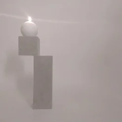 Un candelabro in pietra naturale bianca