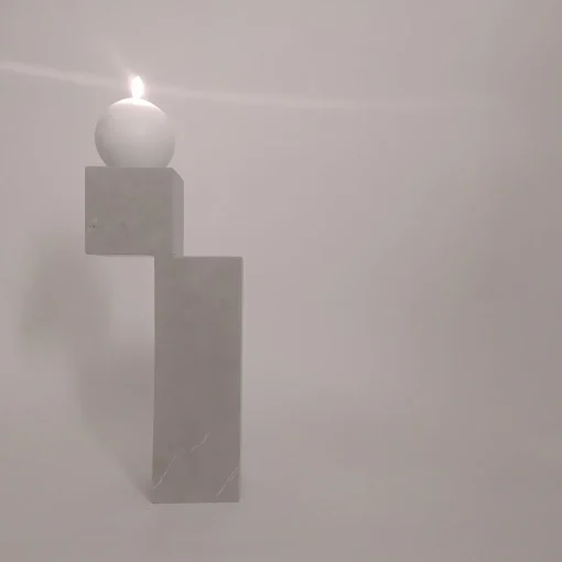 Un candelabro in pietra naturale bianca