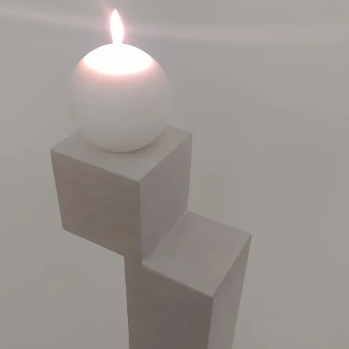 Un candelabro in pietra naturale bianca