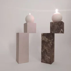 Un candelabro in pietra naturale bianca