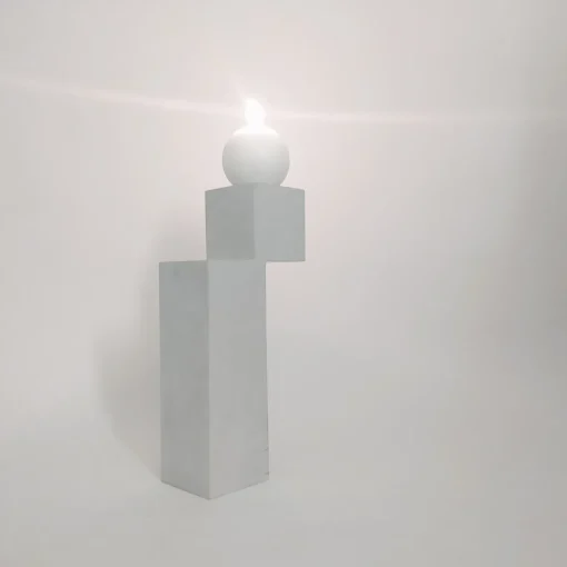 Un candelabro in pietra naturale bianca