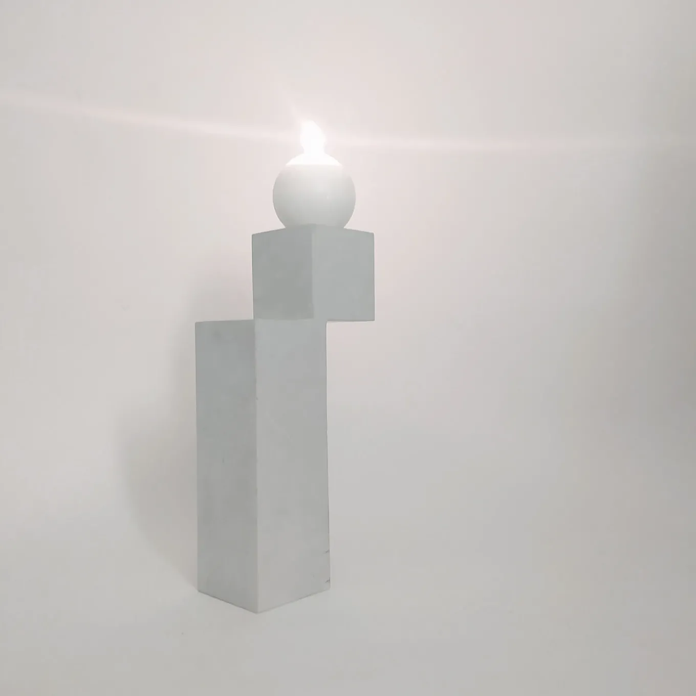 Un candelabro in pietra naturale bianca