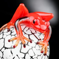 Uovo di vetro bianco screziato con geco rosso