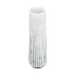 Vaso alto in marmo bianco di Carrara di Jacopo Simonetti