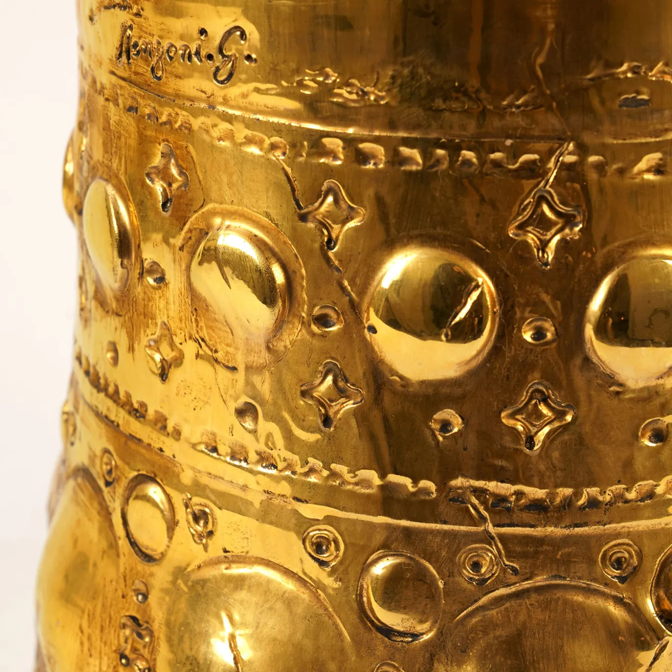 Vaso Auri in ceramica oro di Gabriele Mengoni
