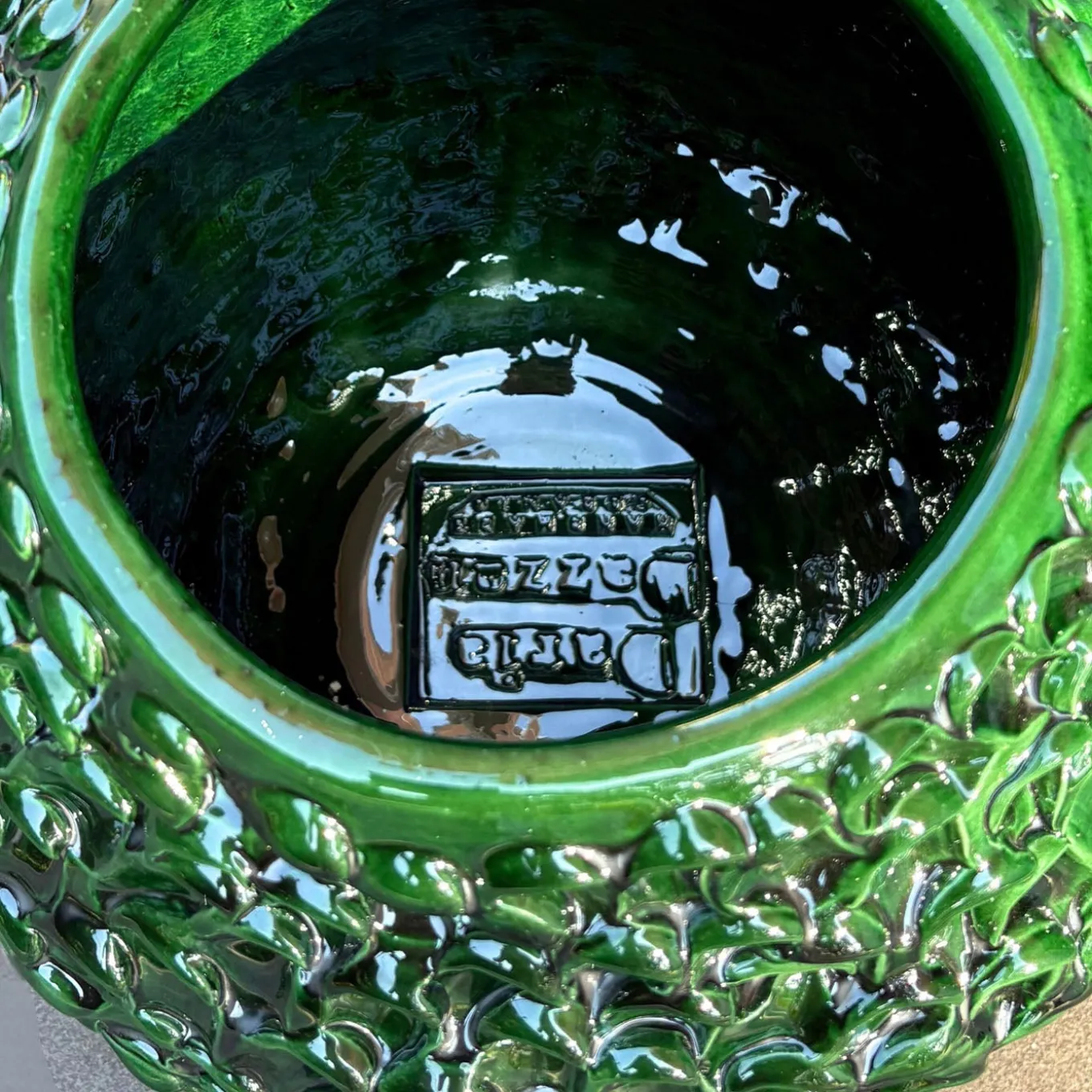 Vaso decorativo Medium Round della serie Onda in Verde Muschio Dorato