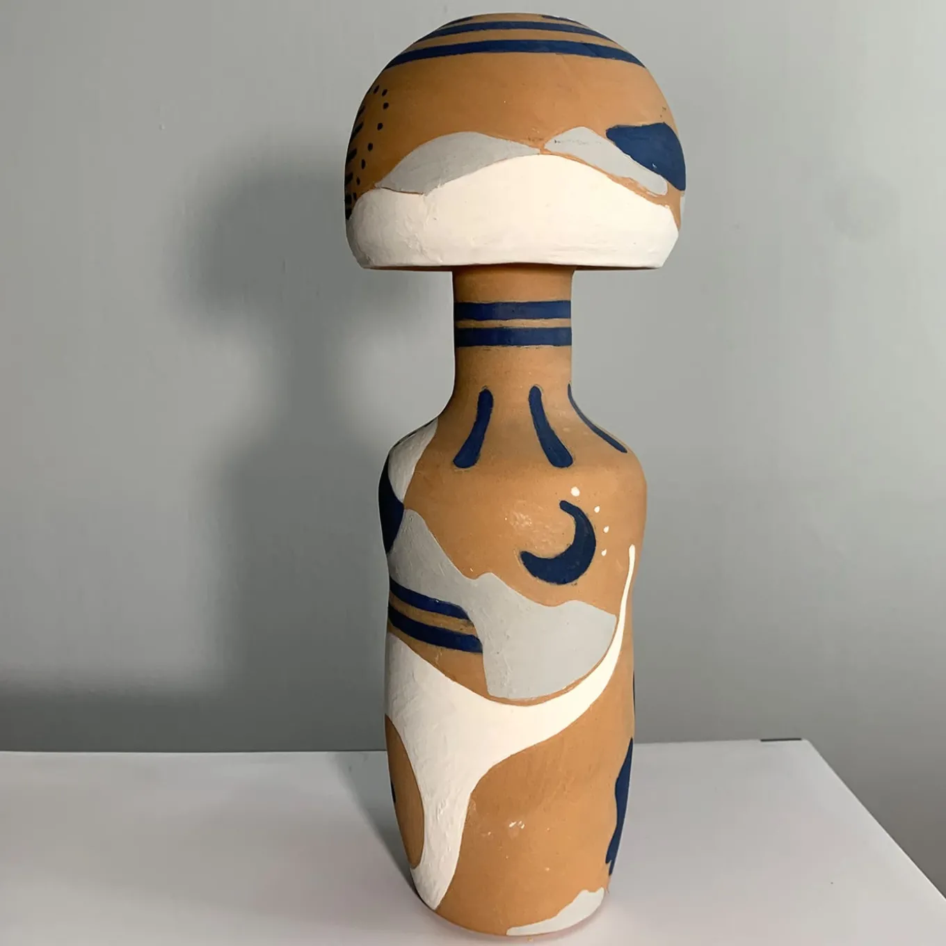 Vaso Decorativo U2 con Motivo Astratto in Terracotta