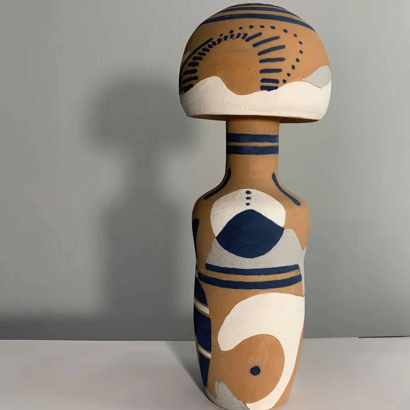 Vaso Decorativo U2 con Motivo Astratto in Terracotta