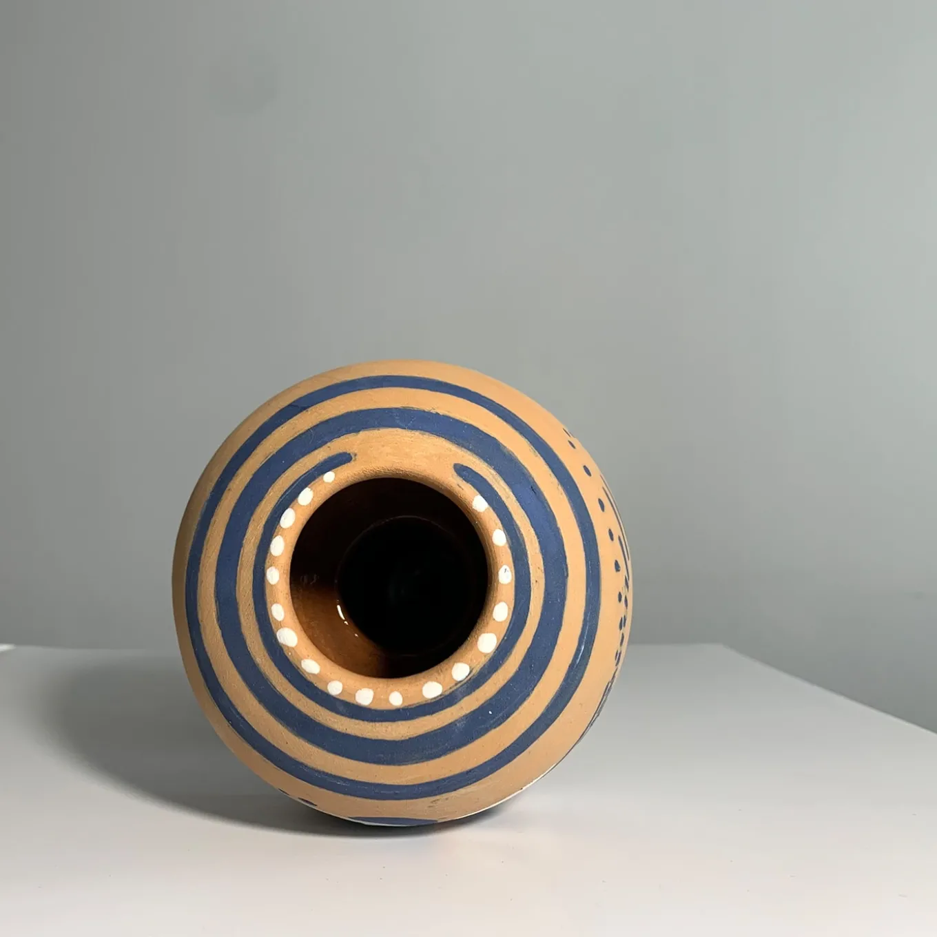 Vaso Decorativo U2 con Motivo Astratto in Terracotta