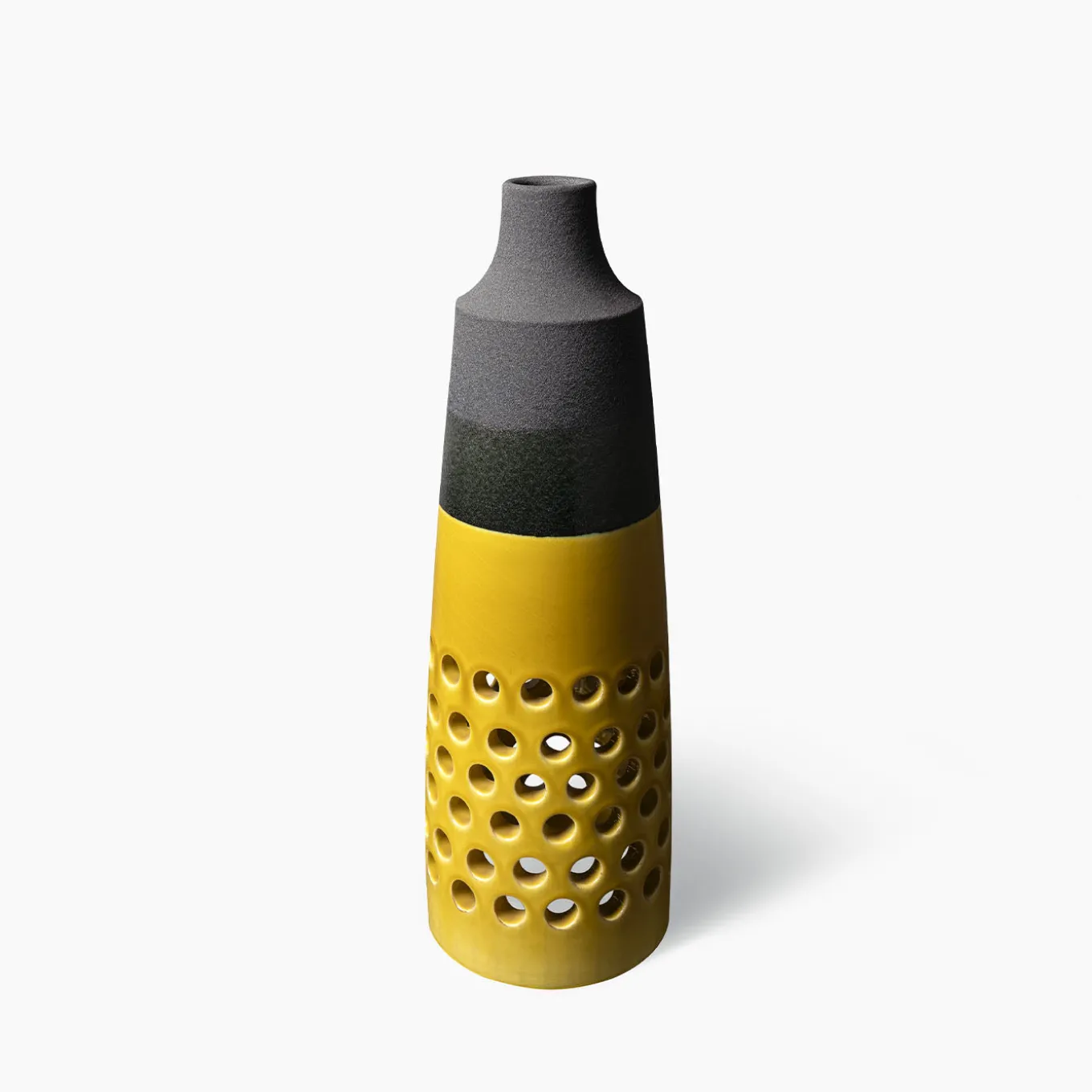 Vaso di lava nera traforata