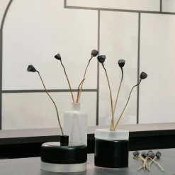 Vaso di vetro cilindrico medio in bianco e nero