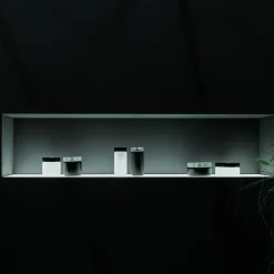 Vaso di vetro cilindrico corto in bianco e nero