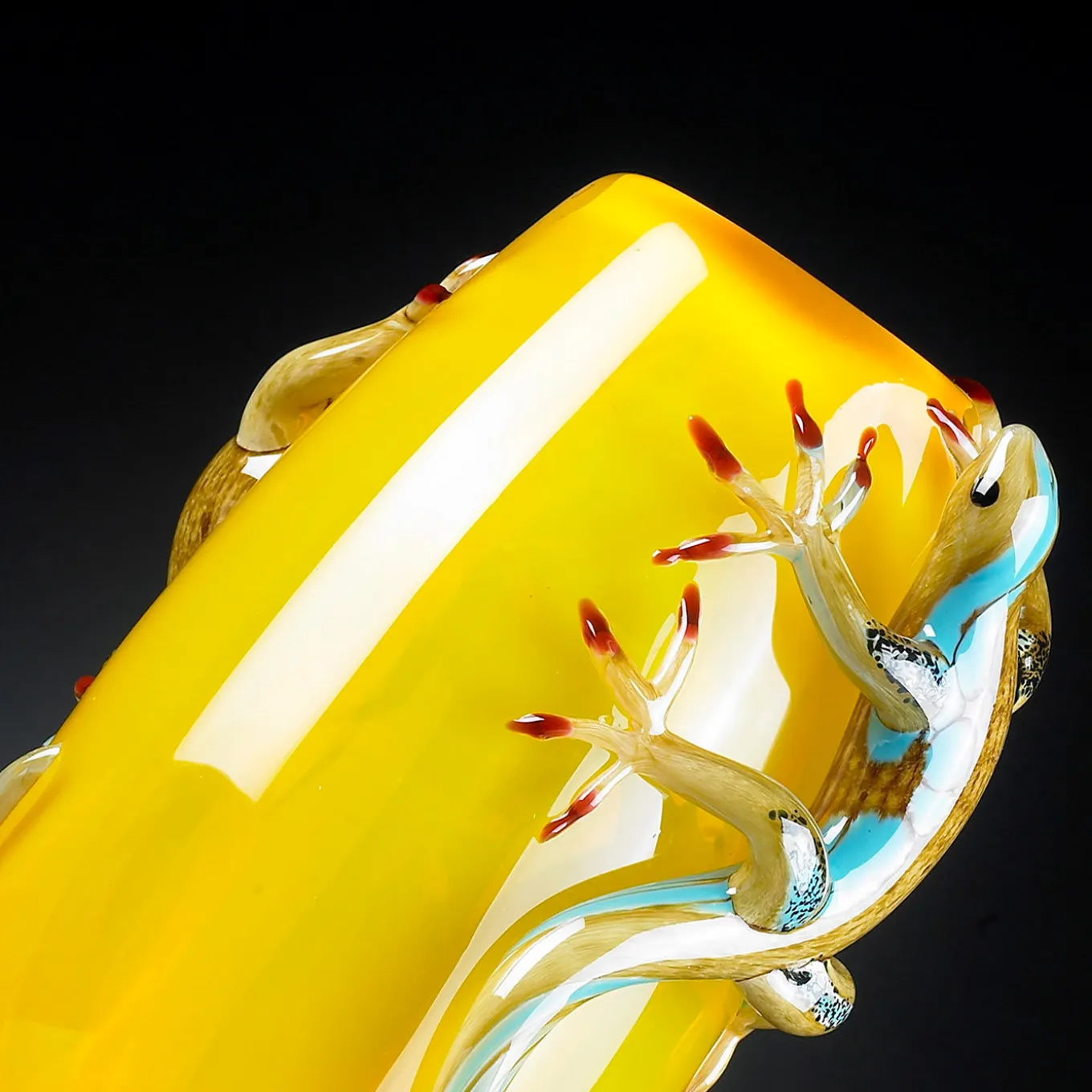 Vaso giallo con 2 gechi