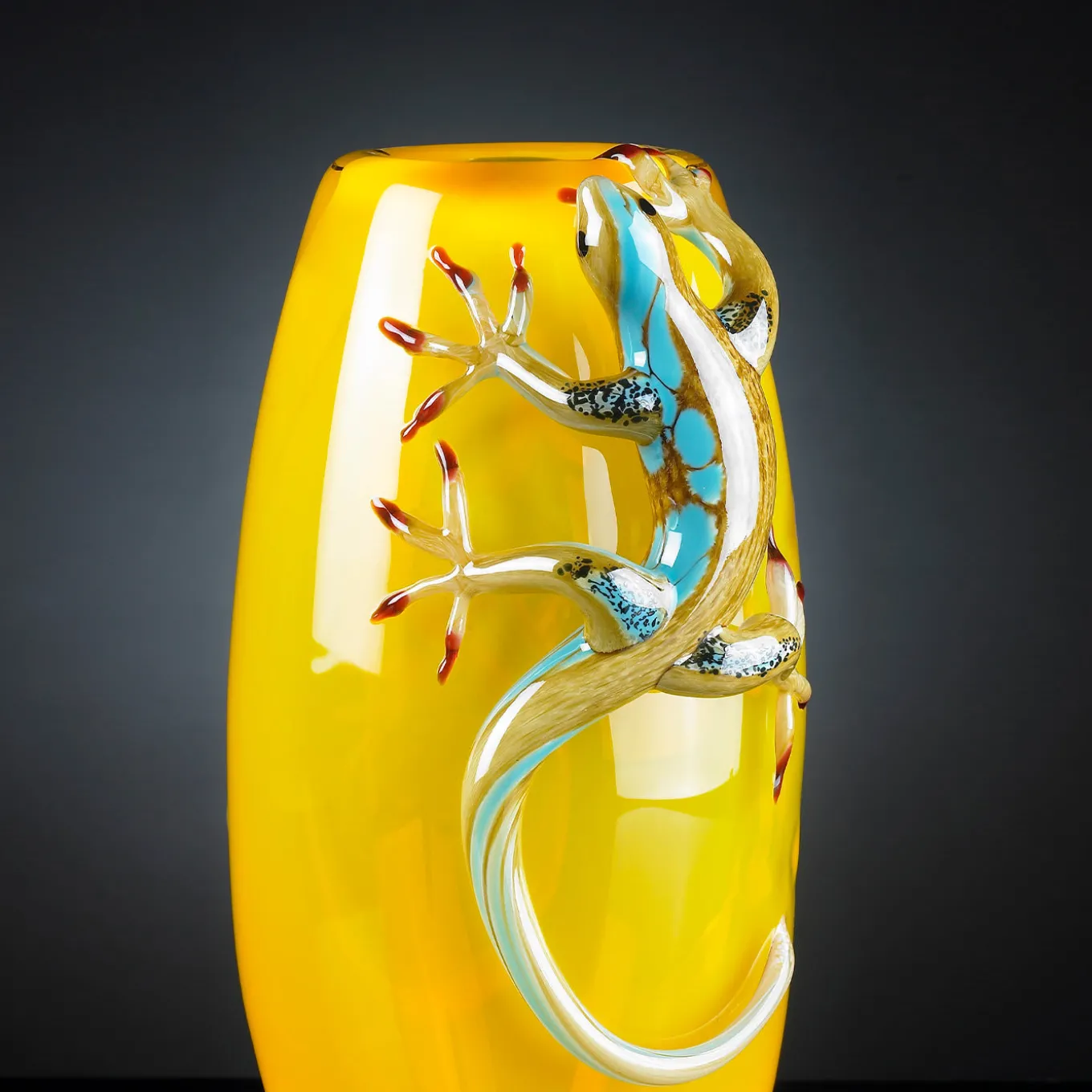 Vaso giallo con 2 gechi