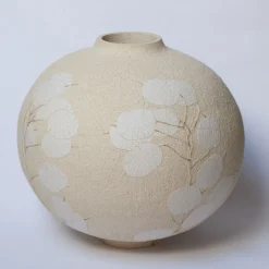 Vaso in gres bianca smaltata Flora Lunaria con motivo floreale
