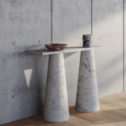 Vaso Inside Out in sodalite blu di Karen Chekerdjian