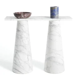 Vaso Inside Out in sodalite blu di Karen Chekerdjian