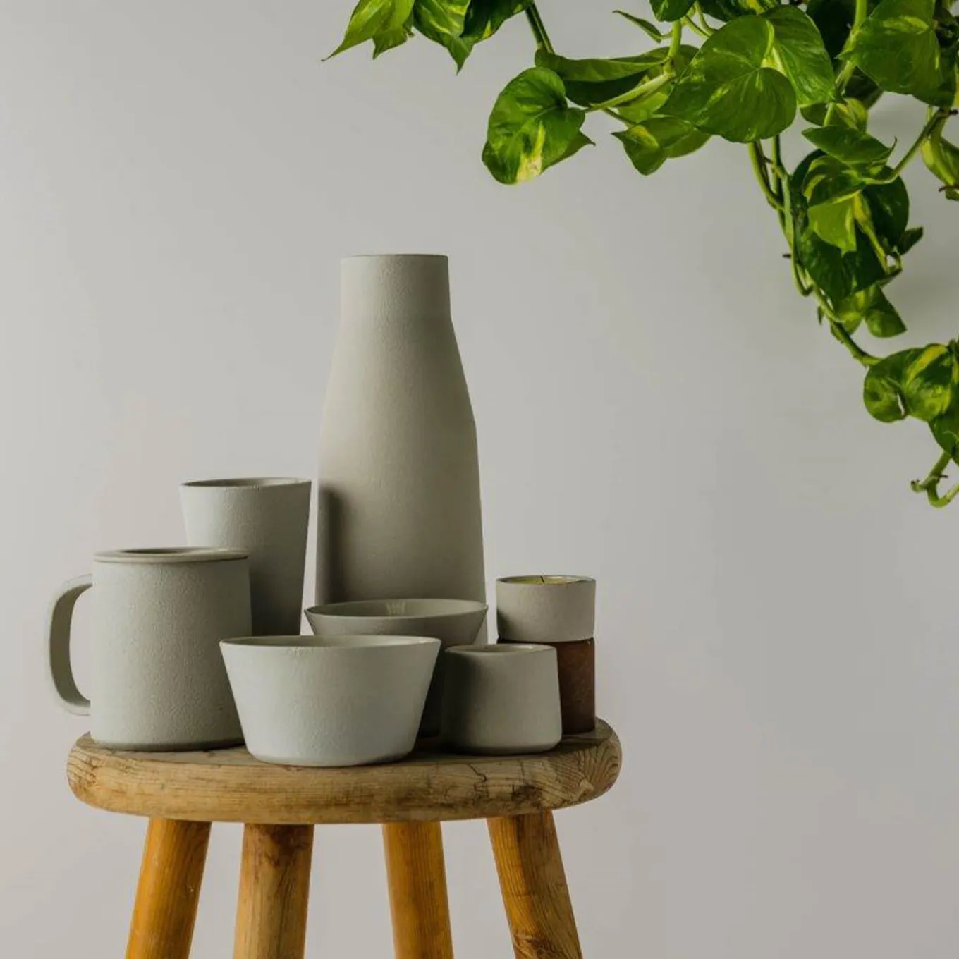 Vaso o caraffa in ceramica bianca