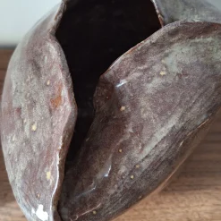 Vaso Petalo 2 in Ceramica Marrone a Forma di Petalo