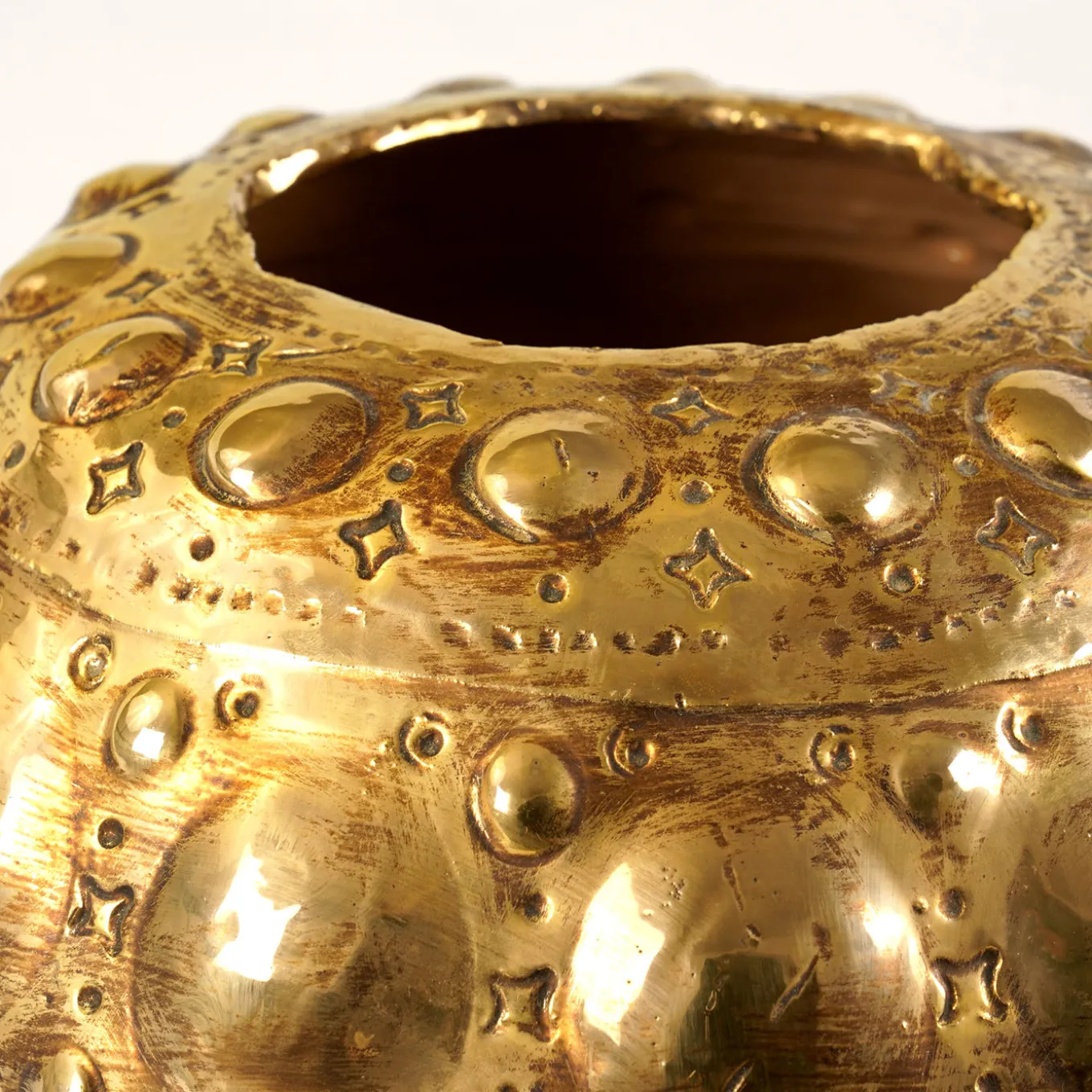 Vaso Soreis in ceramica oro di Gabriele Mengoni