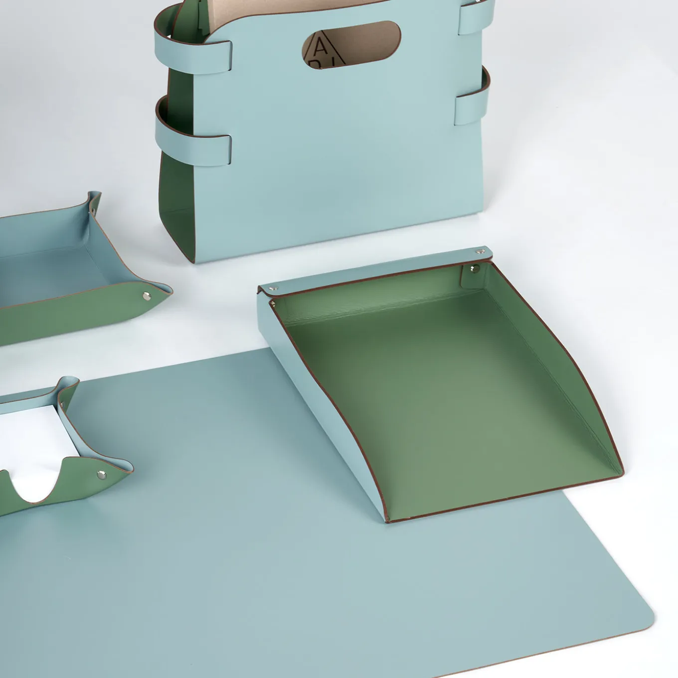Vassoio portacarta in pelle color azzurro cielo e eucalipto #2