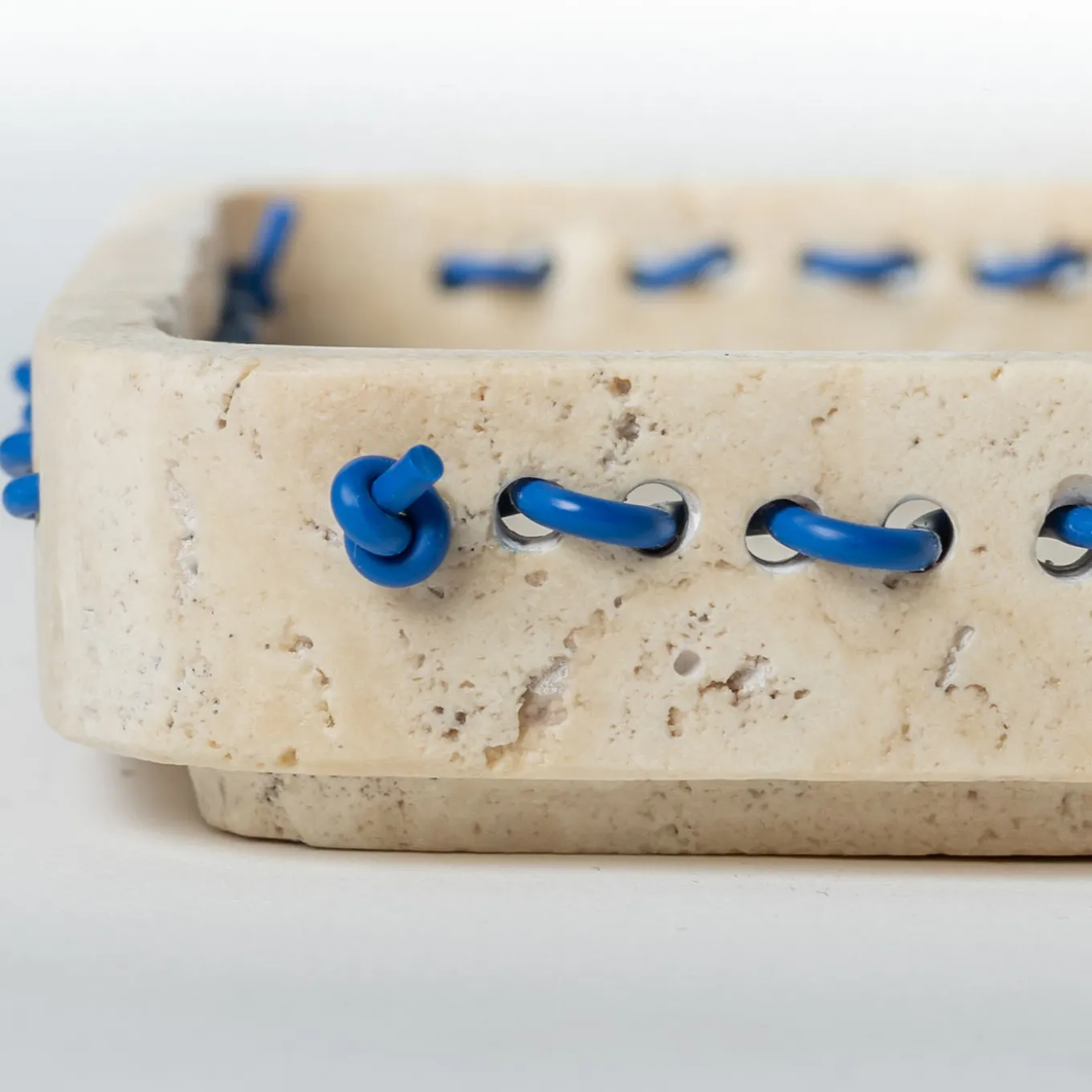 Vassoio rettangolare Lulù in travertino con inserti in filo PVC Blu