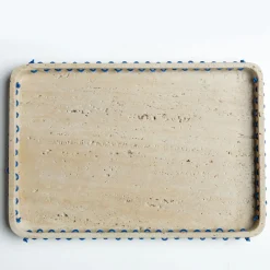 Vassoio rettangolare Lulù in travertino con inserti in filo PVC Blu