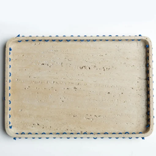 Vassoio rettangolare Lulù in travertino con inserti in filo PVC Blu
