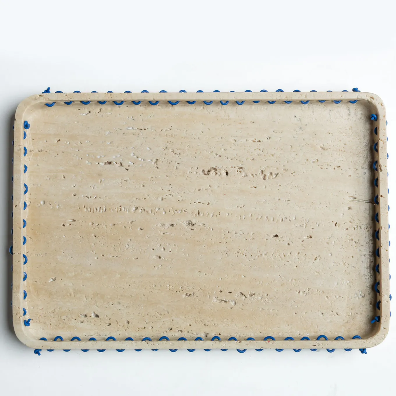 Vassoio rettangolare Lulù in travertino con inserti in filo PVC Blu