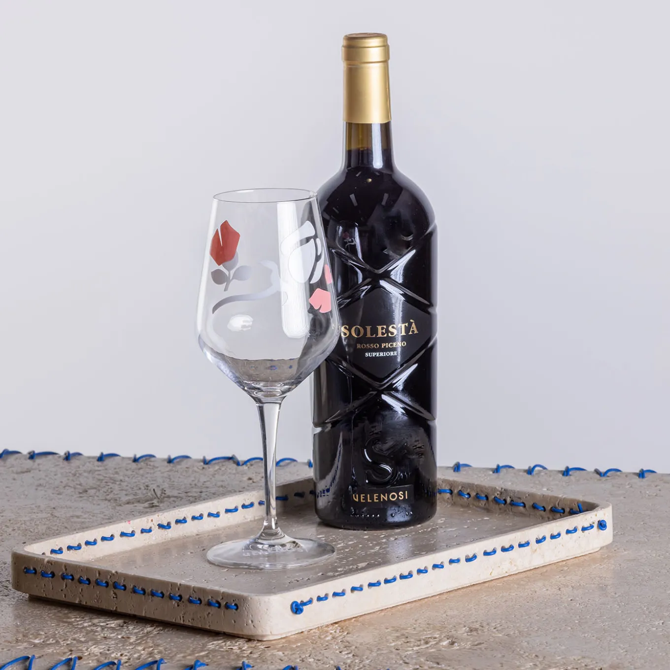 Vassoio rettangolare Lulù in travertino con inserti in filo PVC Blu